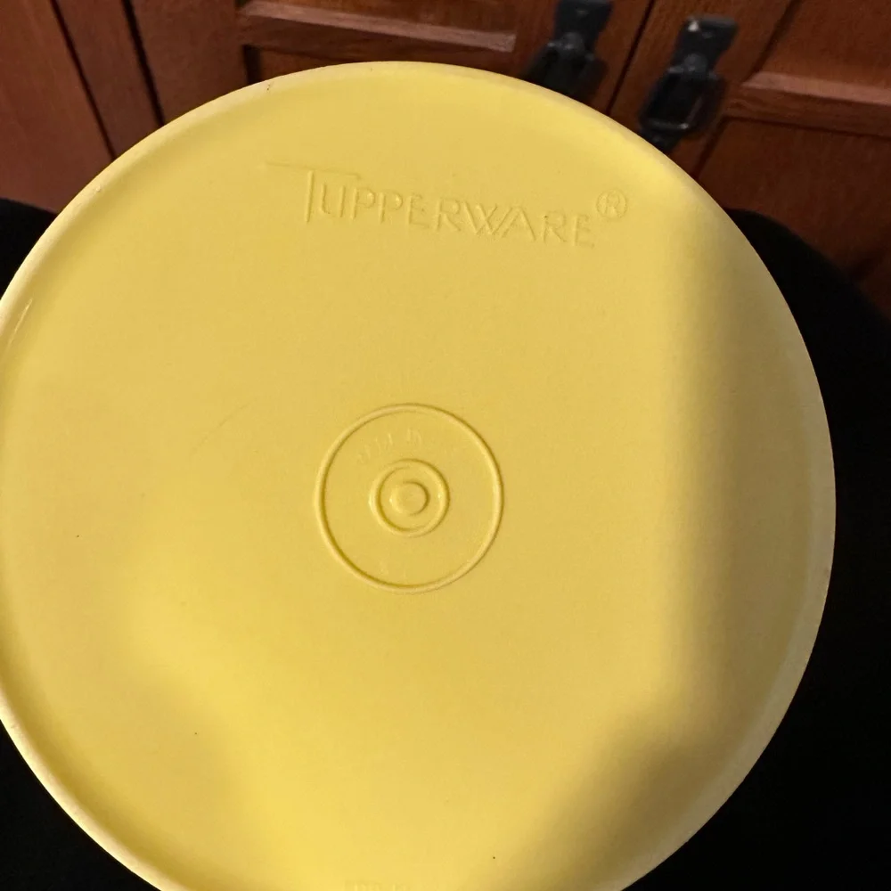 Five 1970’s Vintage Harvest Yellow Tupperware Canisters w/ lids - Picture 4 of 5